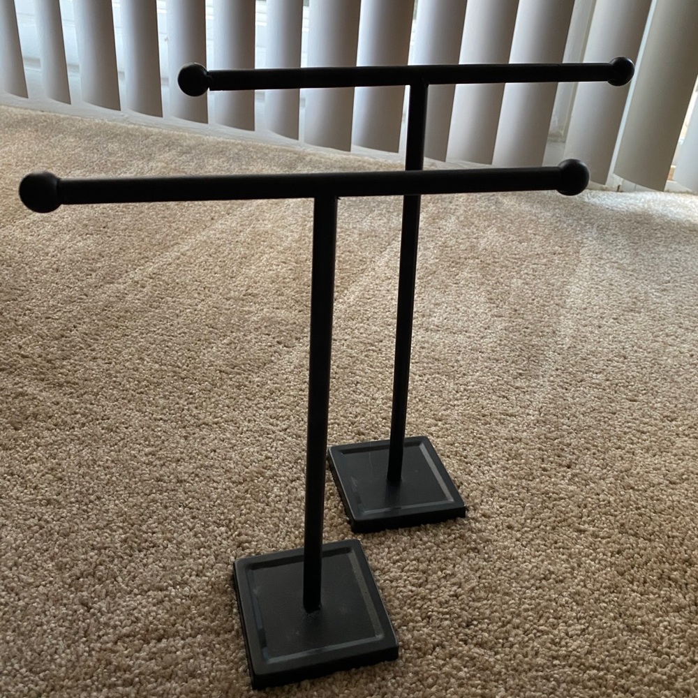 Jewelry organizer for necklaces